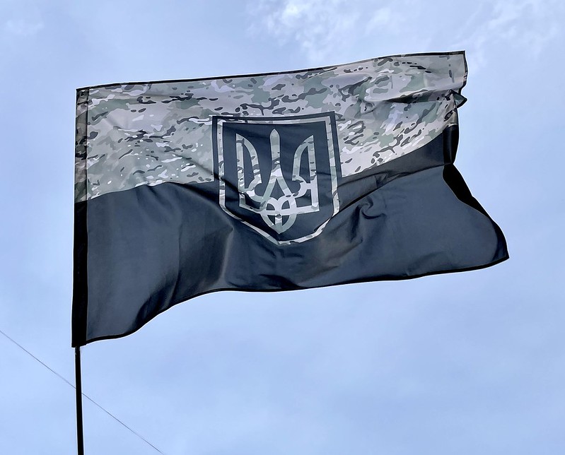 flag-gerb-ukrainy-kamuflyazh-chernyj..jpg